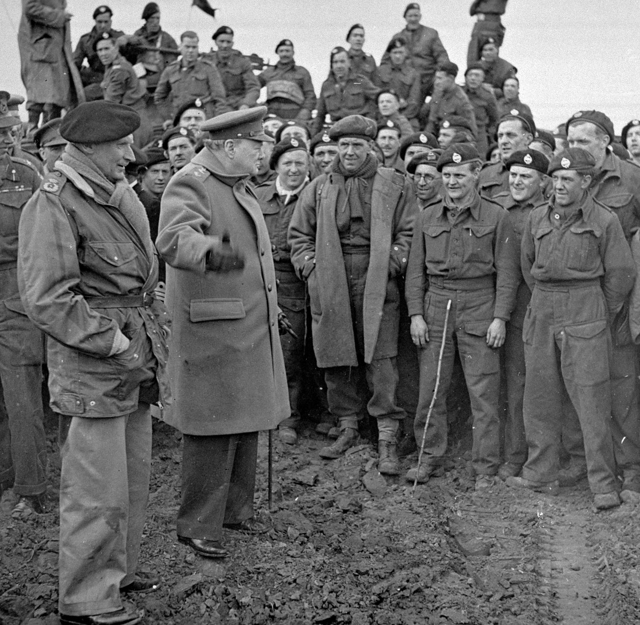 Sir Winston Churchill a polní maršál Bernard Montgomery na návštěvě u mužů 79. obrněné divize po přechodu Rýna, březen 1945 od English Photographer