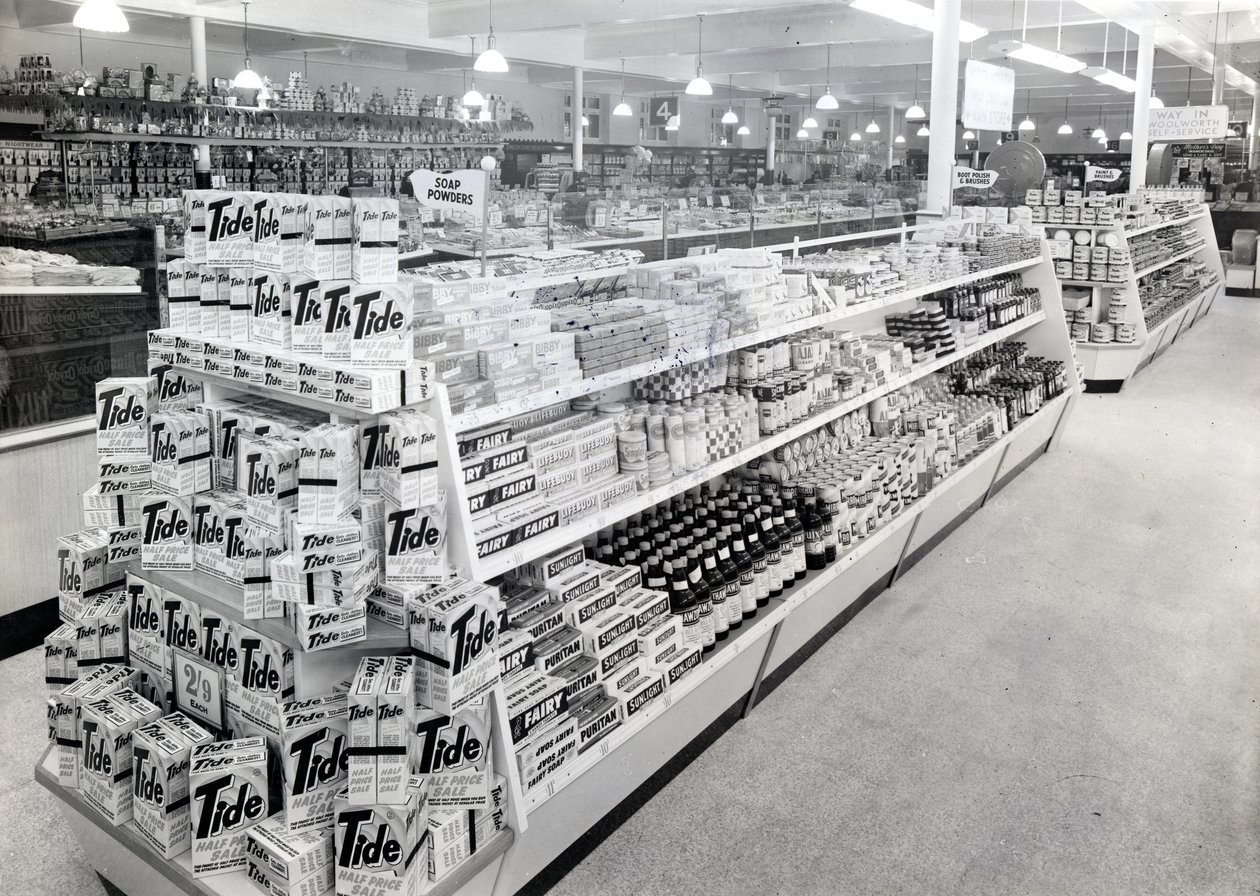 Ulička s mýdlovým práškem, obchod Woolworths, 1956 od English Photographer