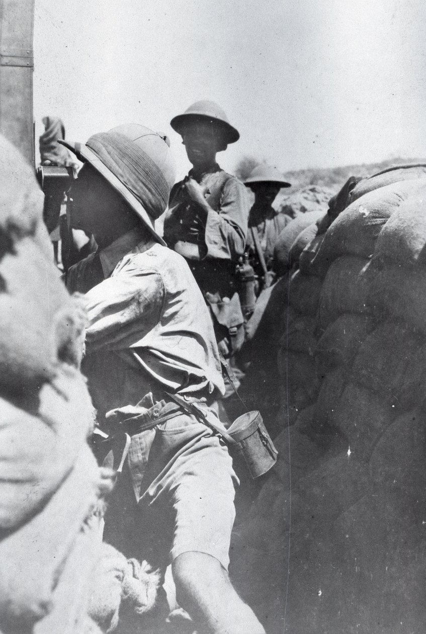 Voják při pohledu přes zákopový periskop z alba sestaveného Lt. Kingdom od English Photographer