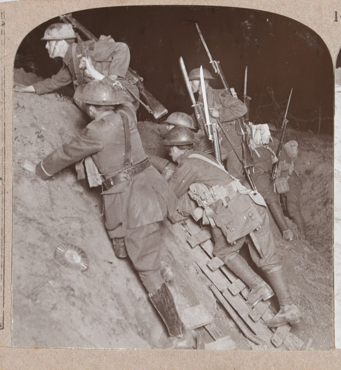 Vojáci v zákopu během ofenzívy v Amiens, 1918 od English Photographer