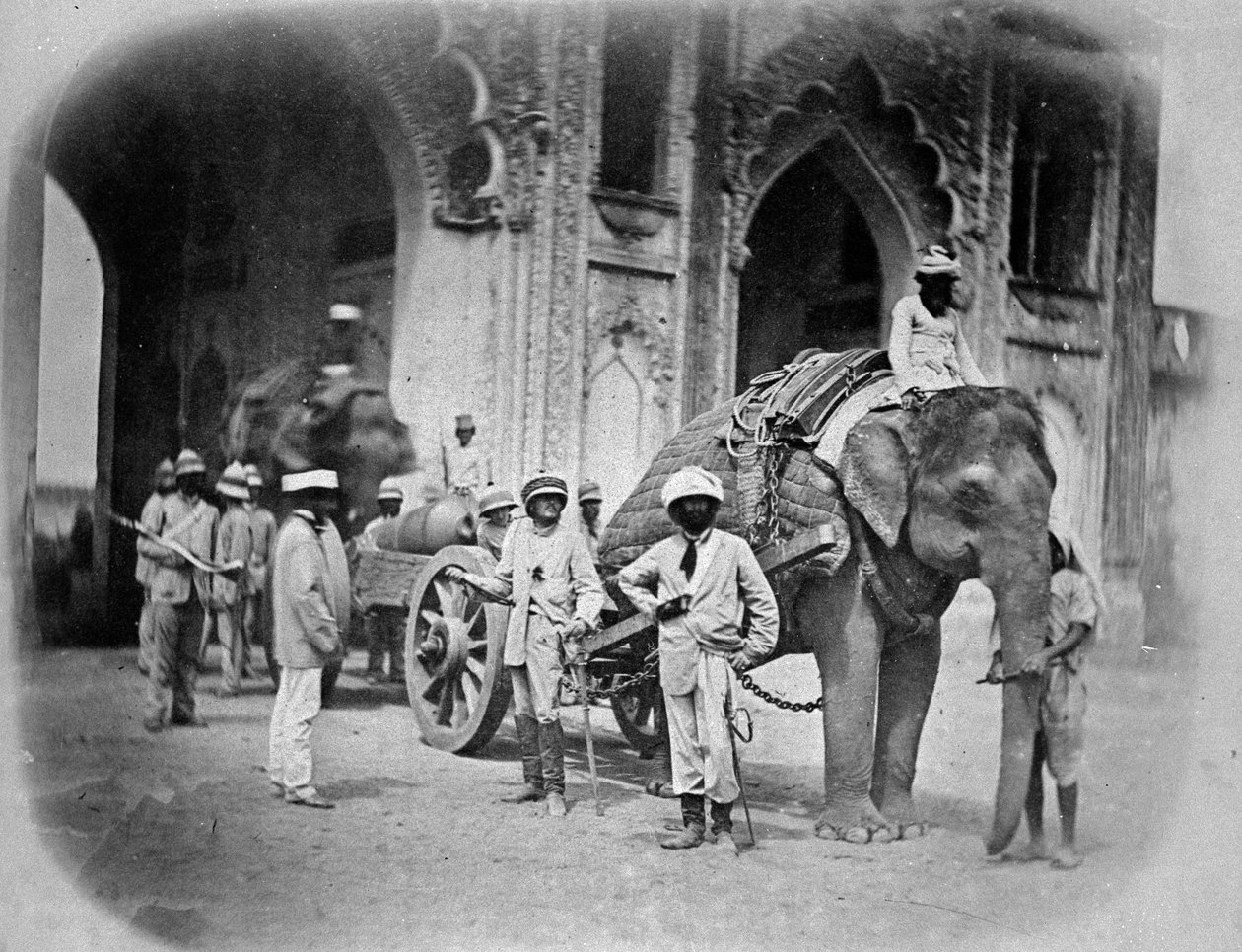 Vojáci se slonem vytahujícím zbraň, 1858 od English Photographer