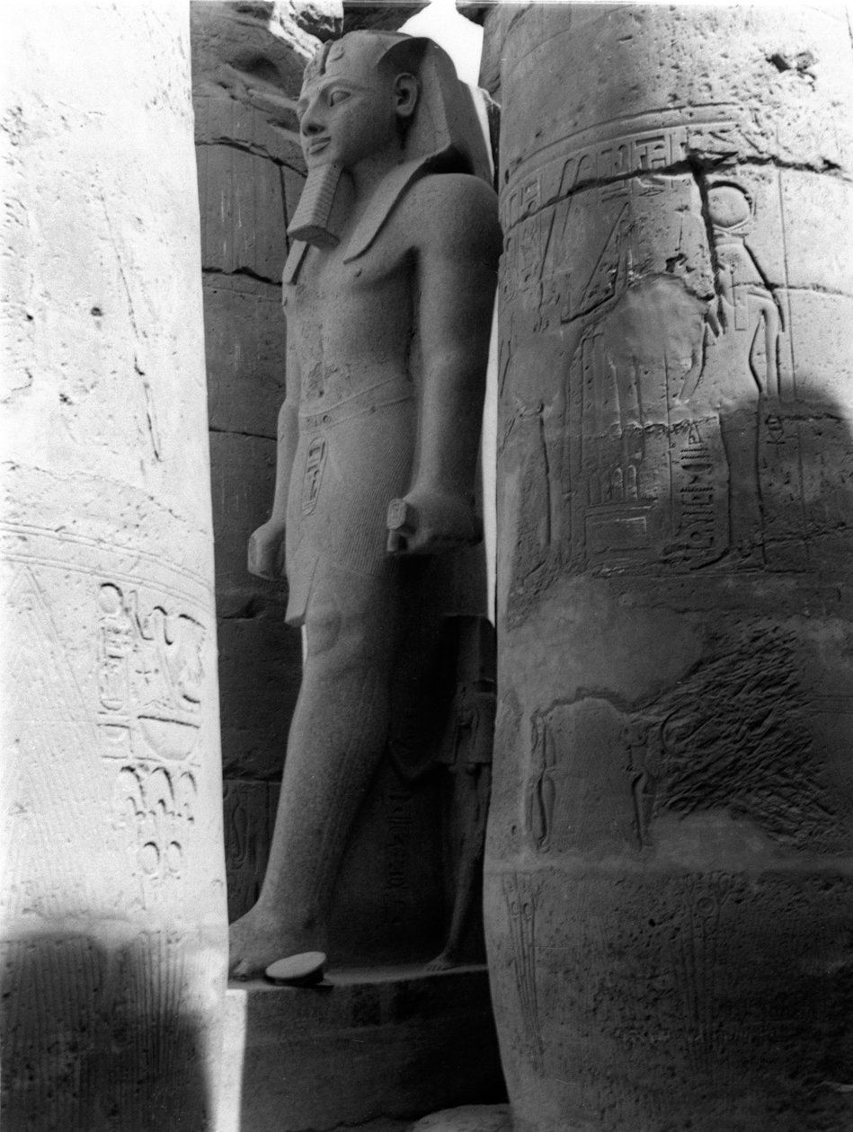 Socha Ramsese II., Luxorský chrám, z alba obsahujícího 206 fotografií, které sestavil major W.H.O. Prodej, 1940-43 od English Photographer