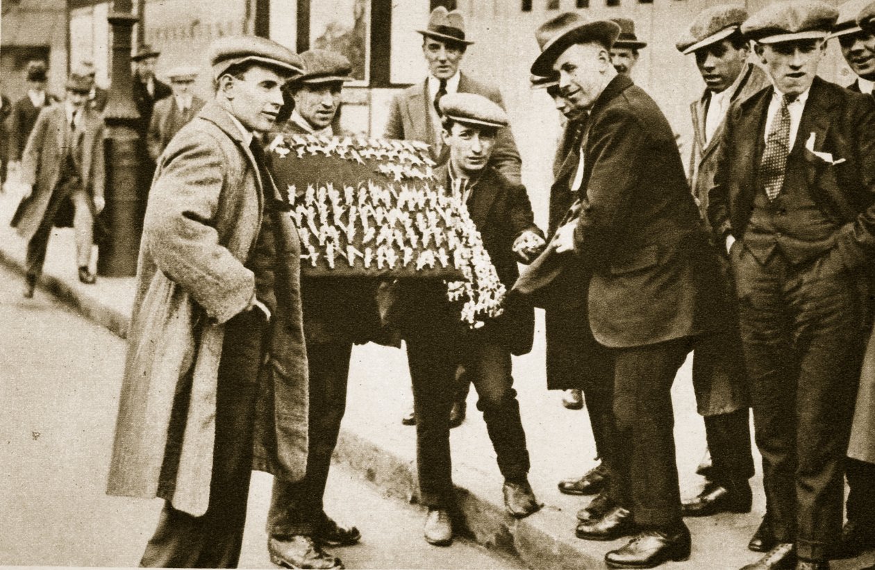 Pouliční prodavači prodávají fotbalové laskominy Kings Cross (sépiová fotografie) od English Photographer