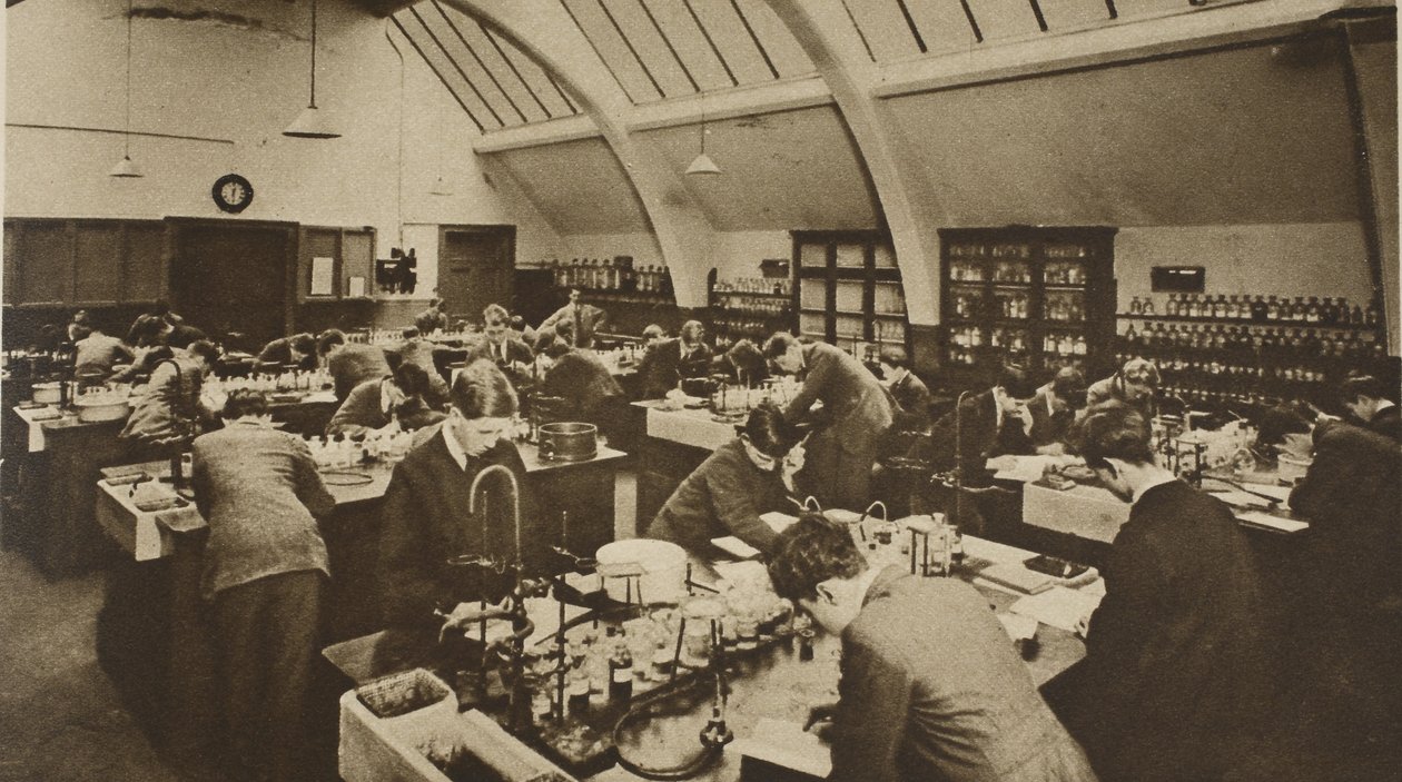 Studenti při práci v polytechnické laboratoři (sépiová fotografie) od English Photographer