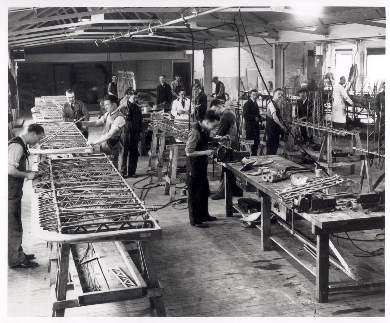 Subdodavatelé při práci v Blackburn Aircraft Factory v Hudswell Clarkes, kolem roku 1939-45 od English Photographer