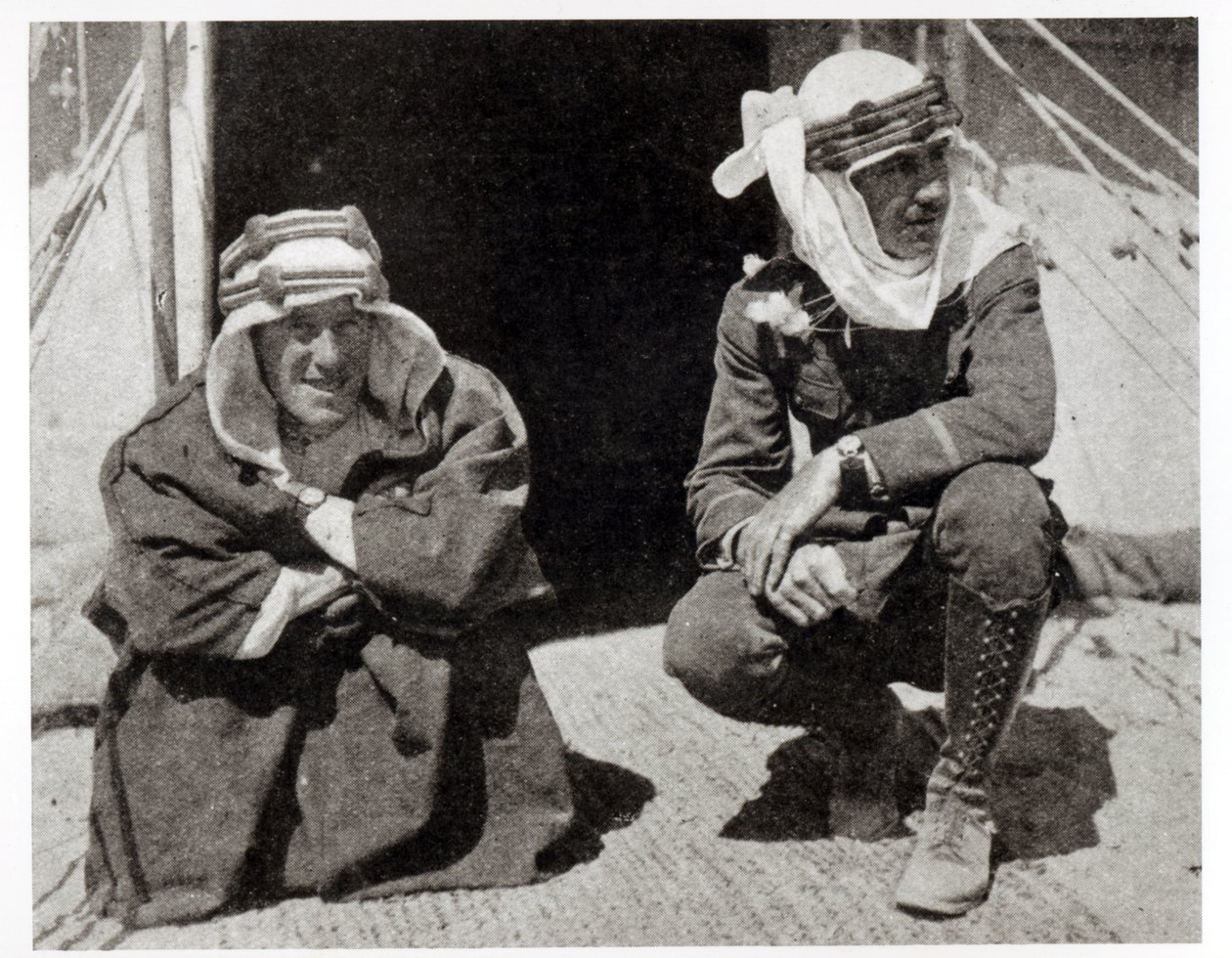 T. E. Lawrence a pan L. Thomas mimo svůj stan, 1919 od English Photographer