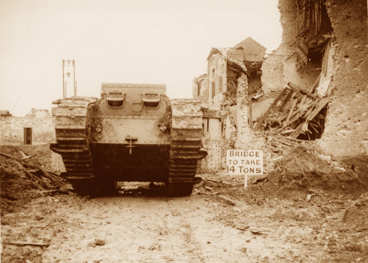 Tank v akci, 1916-17 od English Photographer