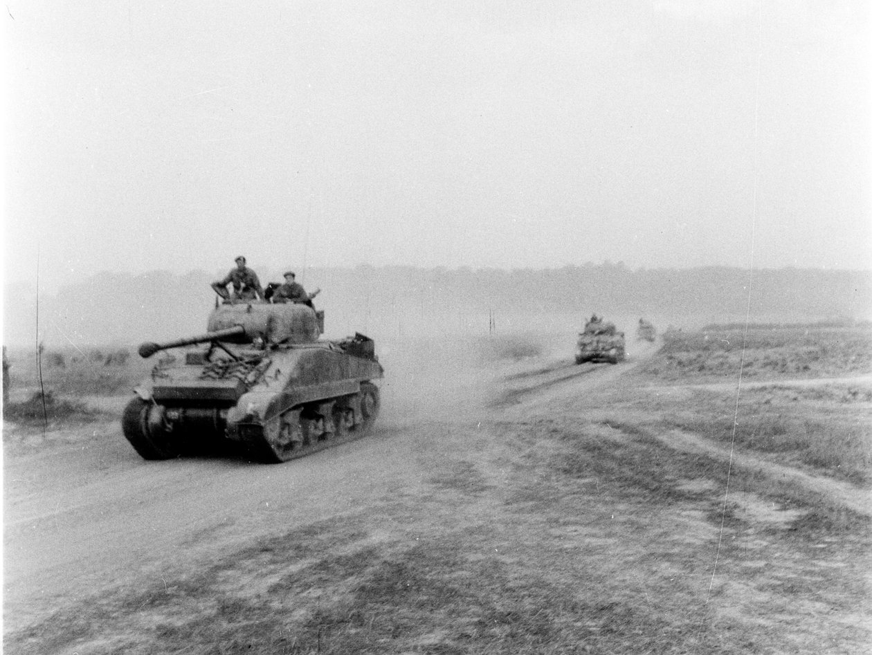 Tanky se pohybují na VIRE nad tanky, kolem roku 1945 od English Photographer