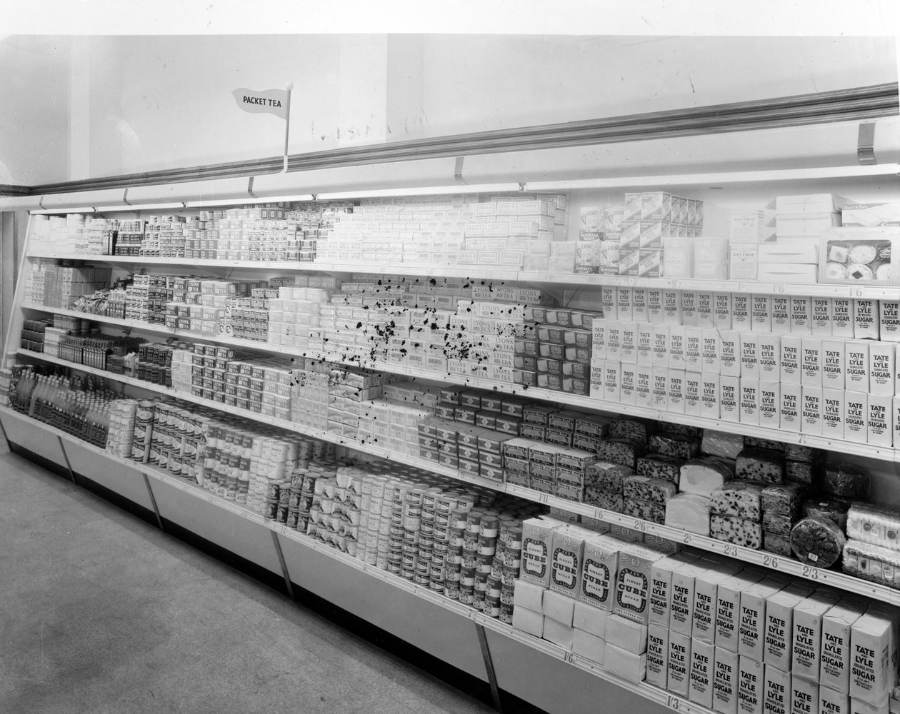 Ulička s čajem a cukrem, obchod Woolworths, 1956 od English Photographer