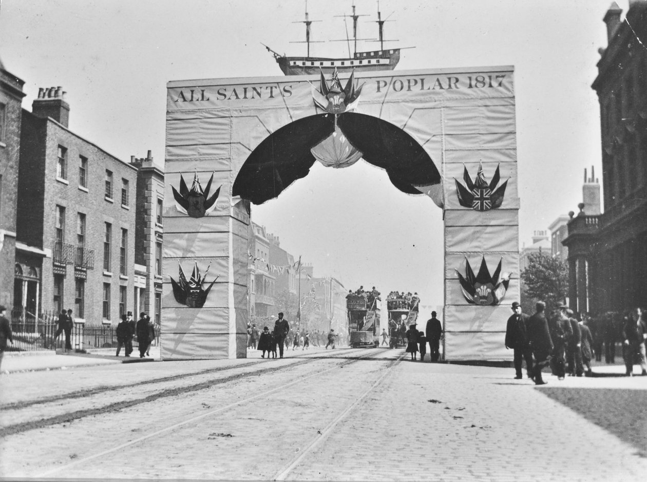 Dočasný oblouk, Victoria Diamond Jubilee, East India Dock Road, 1897 od English Photographer