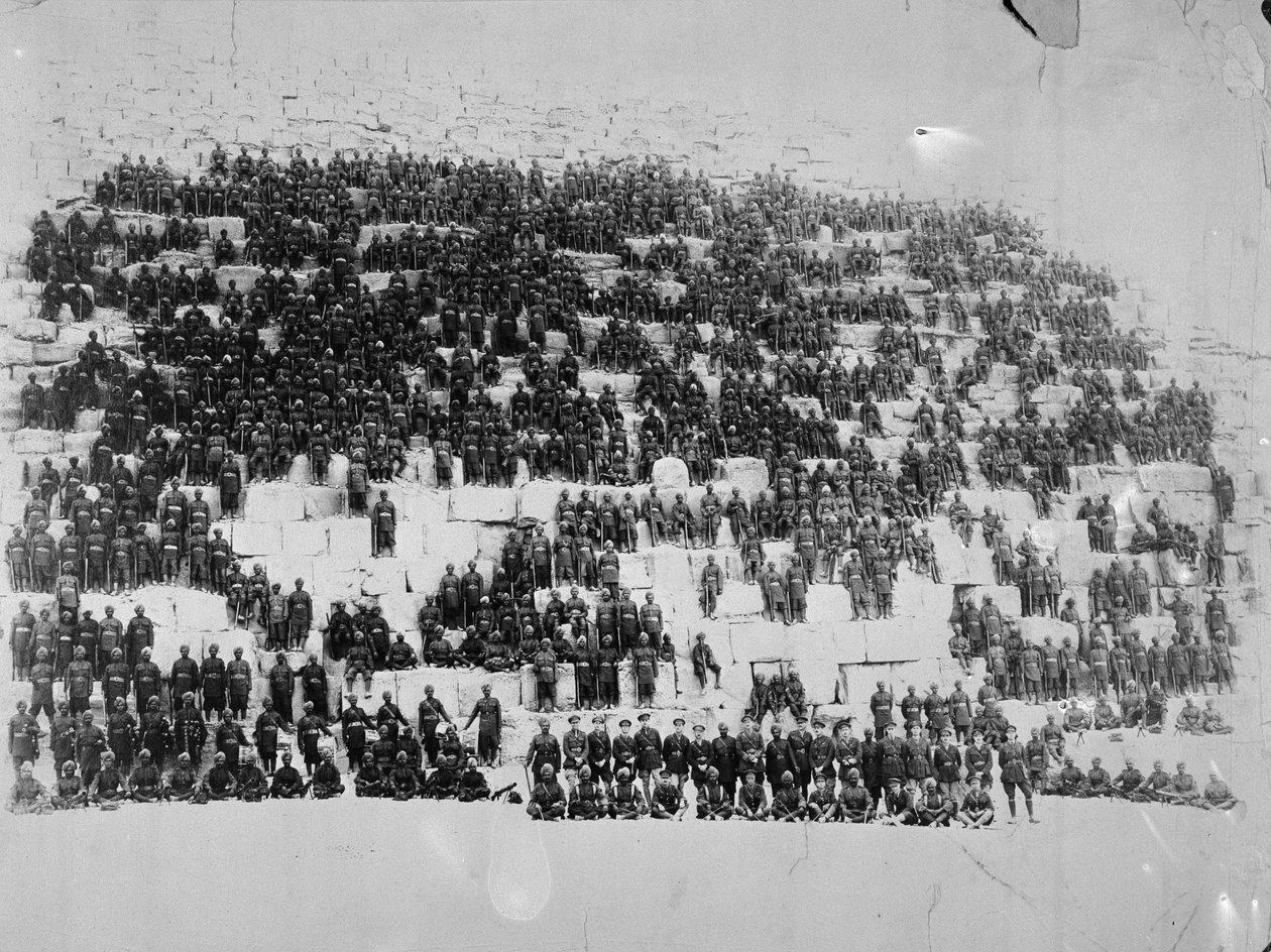 38. Dogras pózoval na jedné z pyramid, Egypt, 1918 od English Photographer