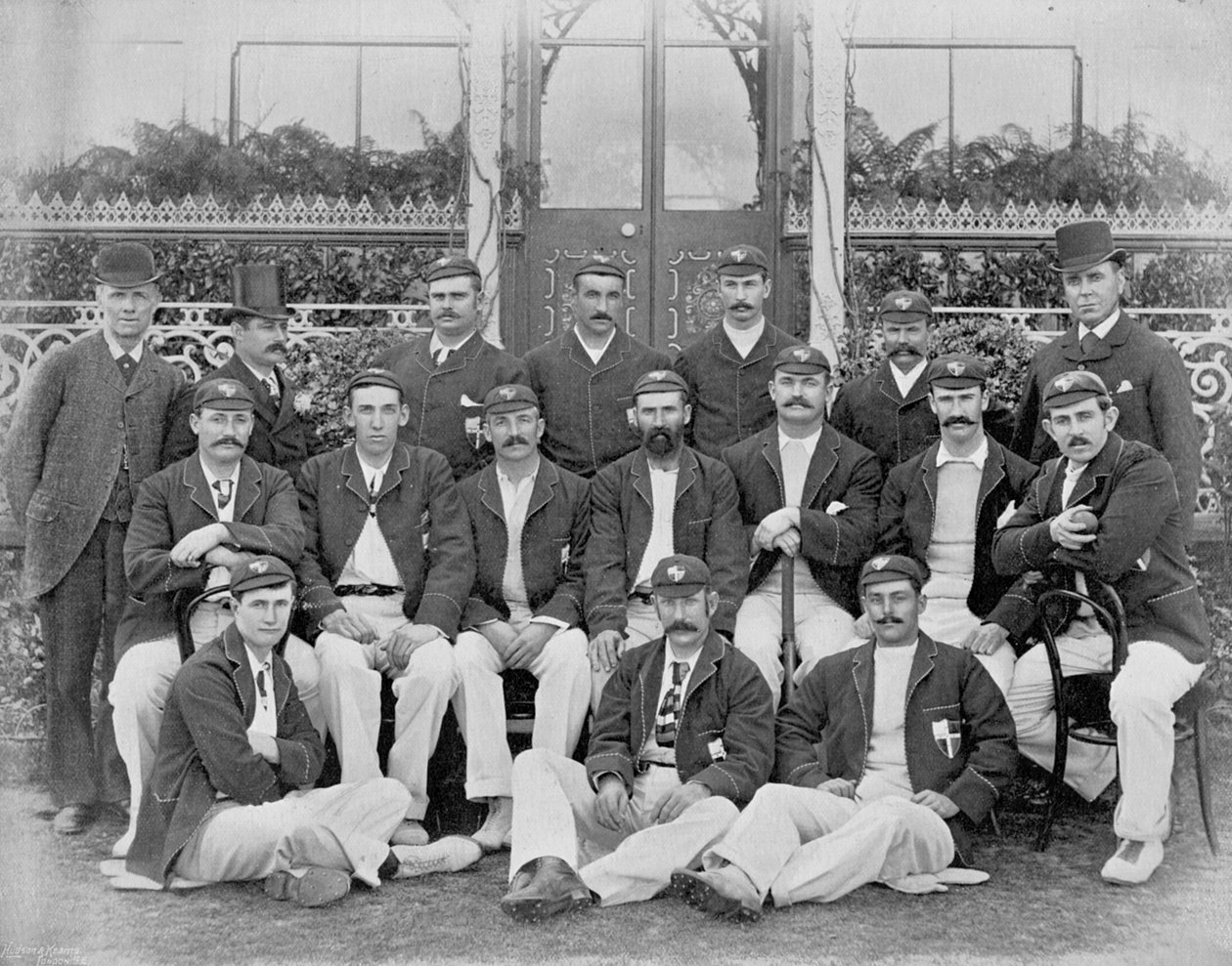 The Australians, 1893 Eighth Team, from Famous Cricketers and Cricket Grounds, publikoval Hudson a Kearns, 1895 od English Photographer
