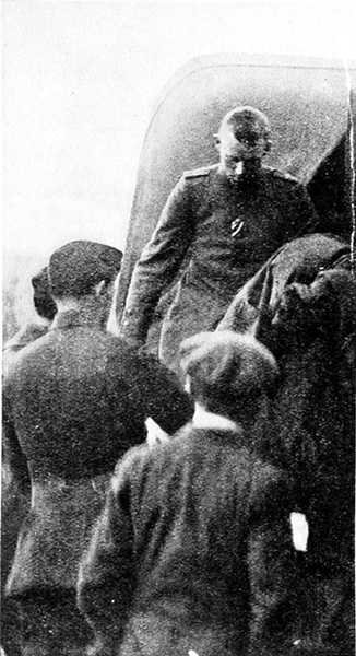 Zajatý pilot jednoho z nájezdníků z 6. prosince 1917 od English Photographer