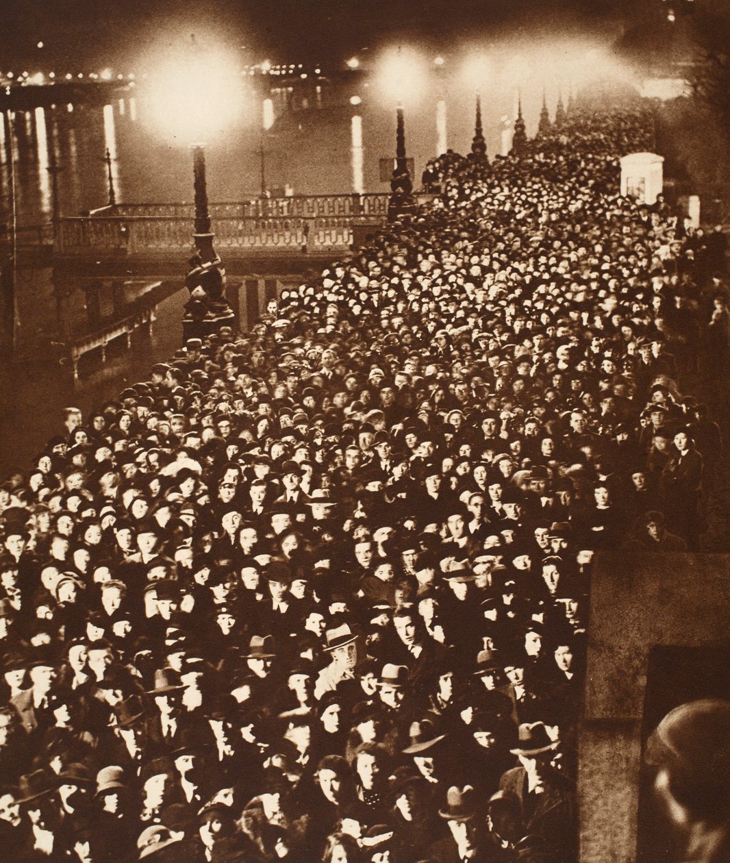 The Crowds Waiting to Pass by King Georges Catafalque ve Westminster Hall, 1936 od English Photographer