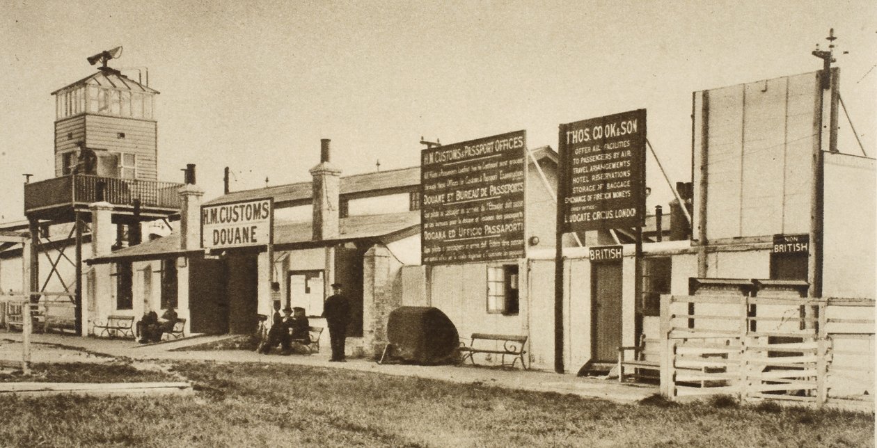 Celní úřad na londýnském letišti v roce 1925 (sépiová fotografie) od English Photographer