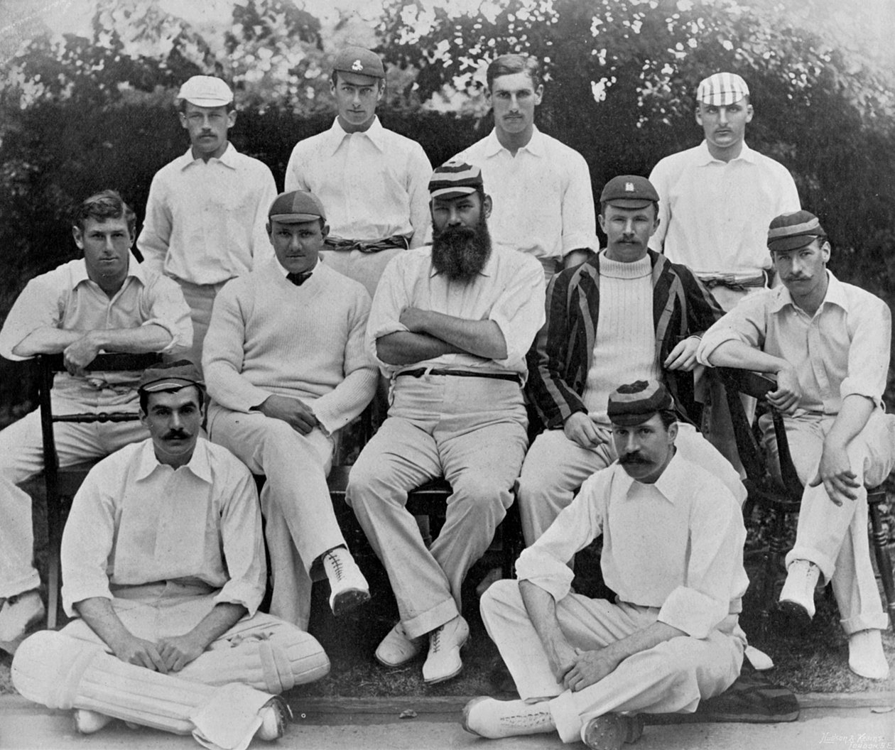 Tým Gentlemen ze zápasu Gentlemen vs Players v Lords v roce 1894, ze slavných hráčů kriketu a kriketových hřišť, publikoval Hudson a Kearns, 1895 od English Photographer