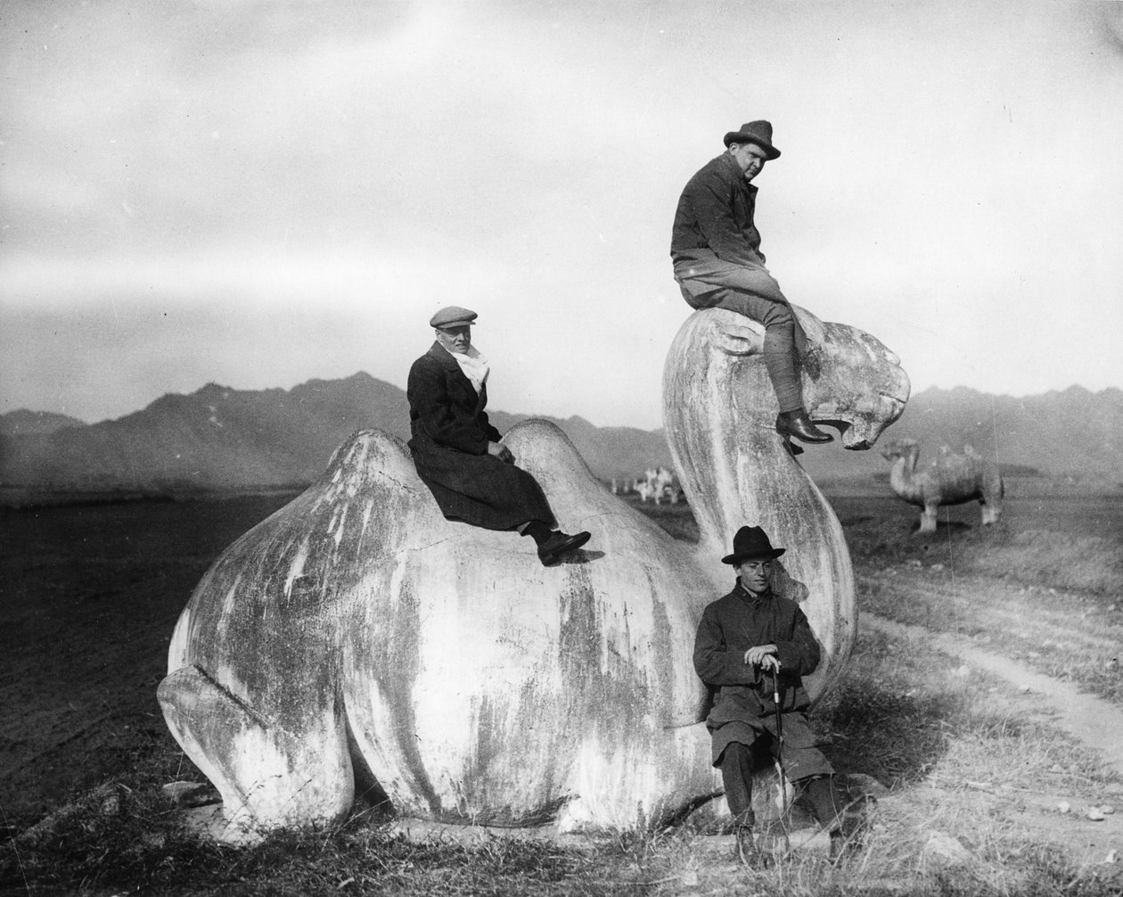 Bratři Grantové pózují na posvátné cestě k hrobce mingského císaře Hongwu v Nanjing, Čína od English Photographer