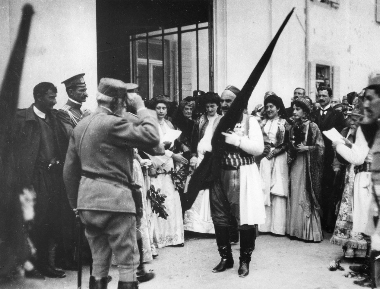 Černohorský král s tureckou vlajkou, Cettinge, Černá Hora, 1913 od English Photographer