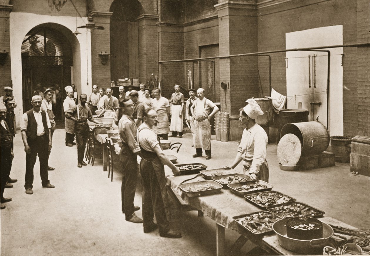 Polední jídlo připravené k podávání, kuchyně, Alexandra Palace, ilustrace od německých vězňů ve Velké Británii (hlubotisk) od English Photographer