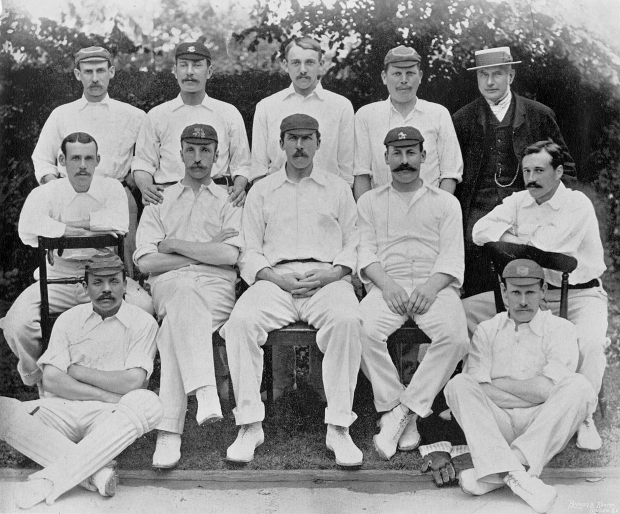 Tým hráčů ze zápasu Gentlemen vs Players v Lords v roce 1894, ze slavných hráčů kriketu a kriketových hřišť, vydané Hudsonem a Kearnsem, 1895 od English Photographer