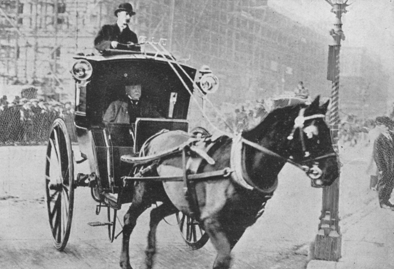 Premiér si bere taxi, z článku nazvaného The Reassembling of Parliament publikovaného v The Graphic 27. října 1906 od English Photographer