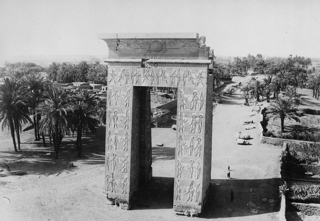 Propylon Ptolemaia a Avenue of Sfinges od English Photographer