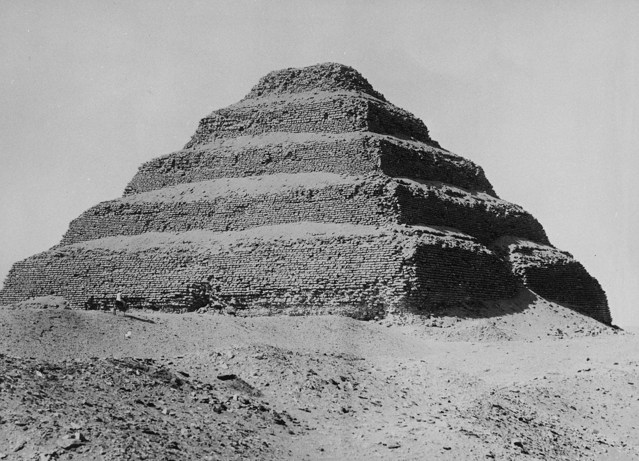Pyramida v Sakkáře, kolem 1904-05 od English Photographer