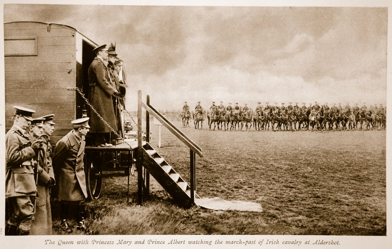 Královna s princeznou Mary a princem Albertem sledují přehlídku irské kavalerie v Aldershotu, 1914-19 od English Photographer