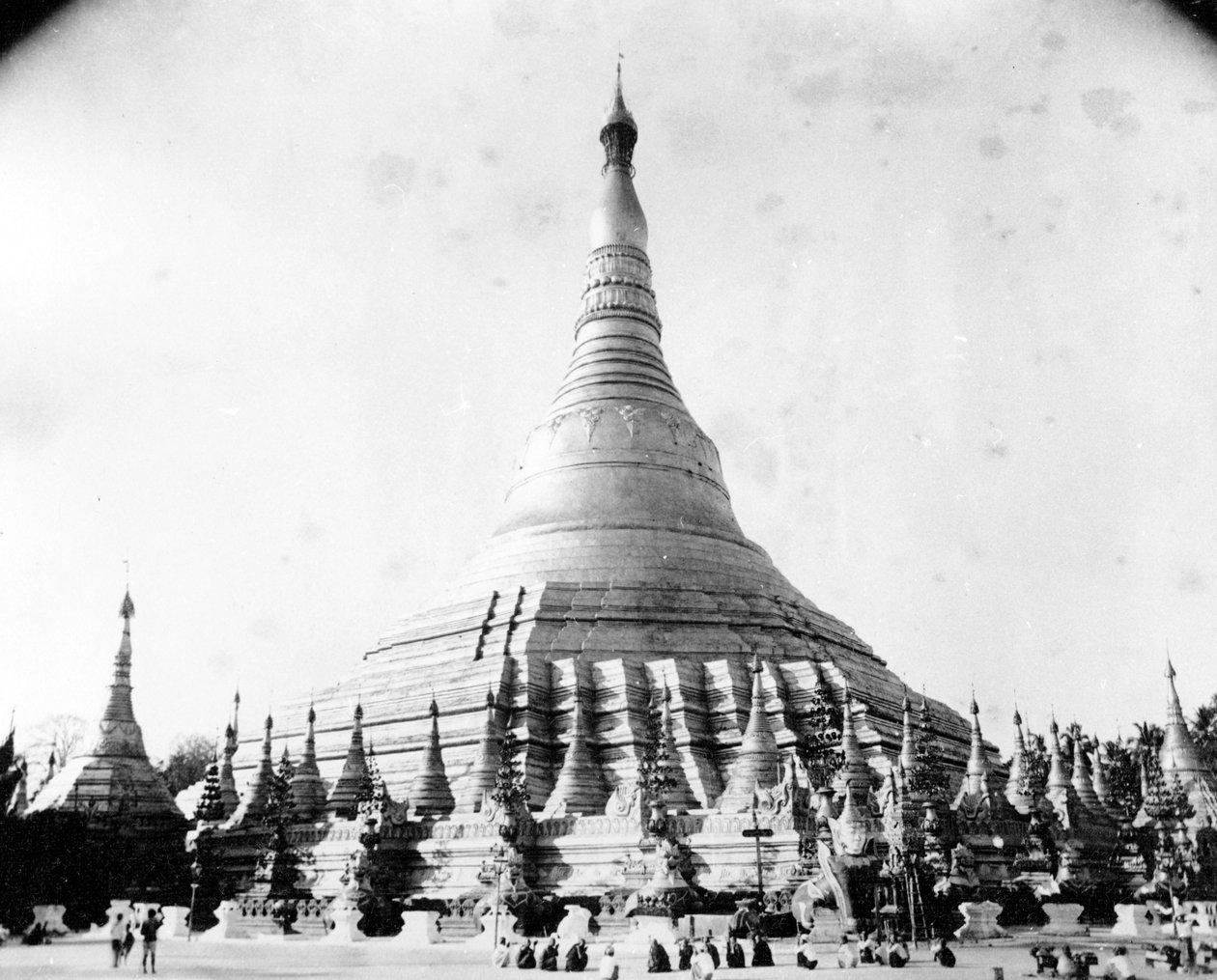 Shwedagonská pagoda v Rangúnu, kolem roku 1886 od English Photographer