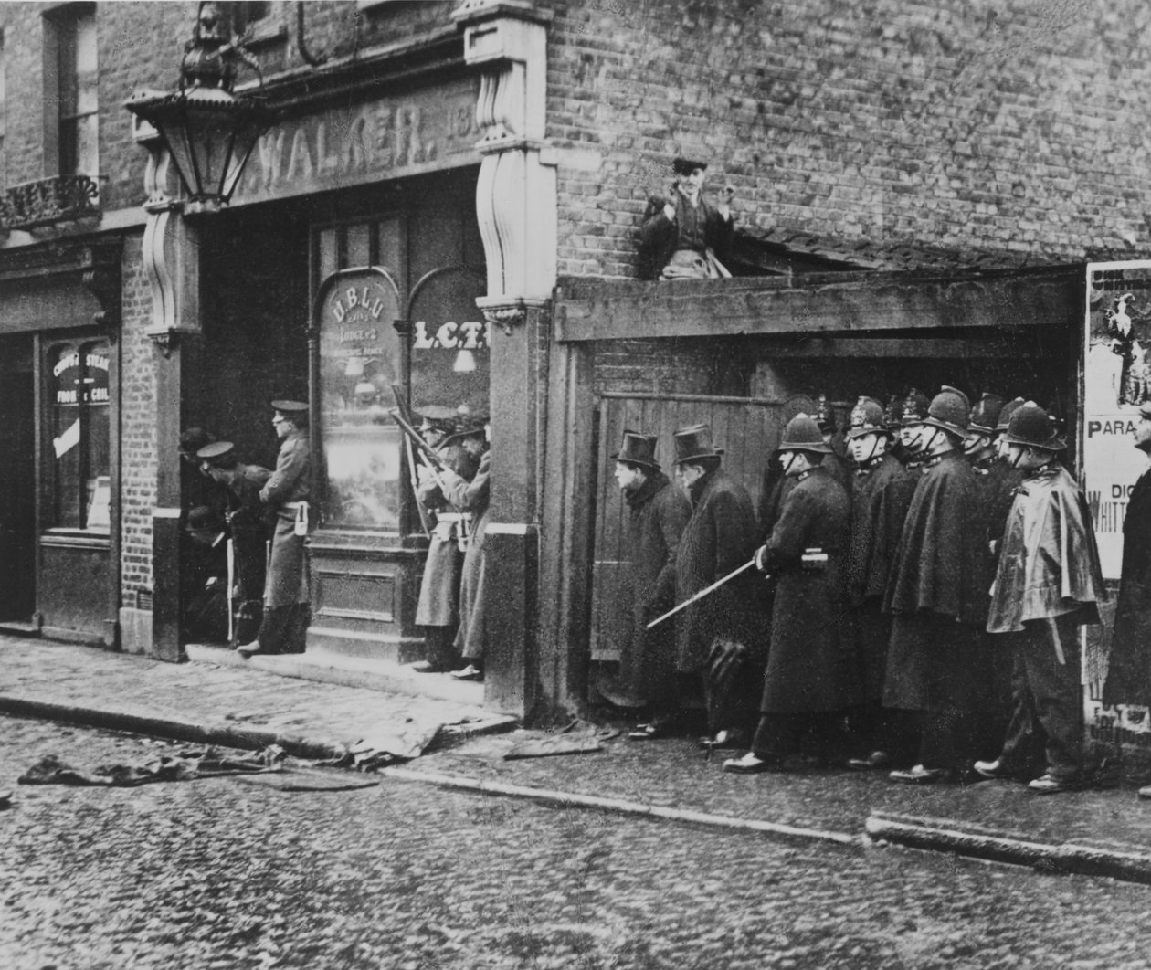 Obléhání Sidney Street, 1911 od English Photographer