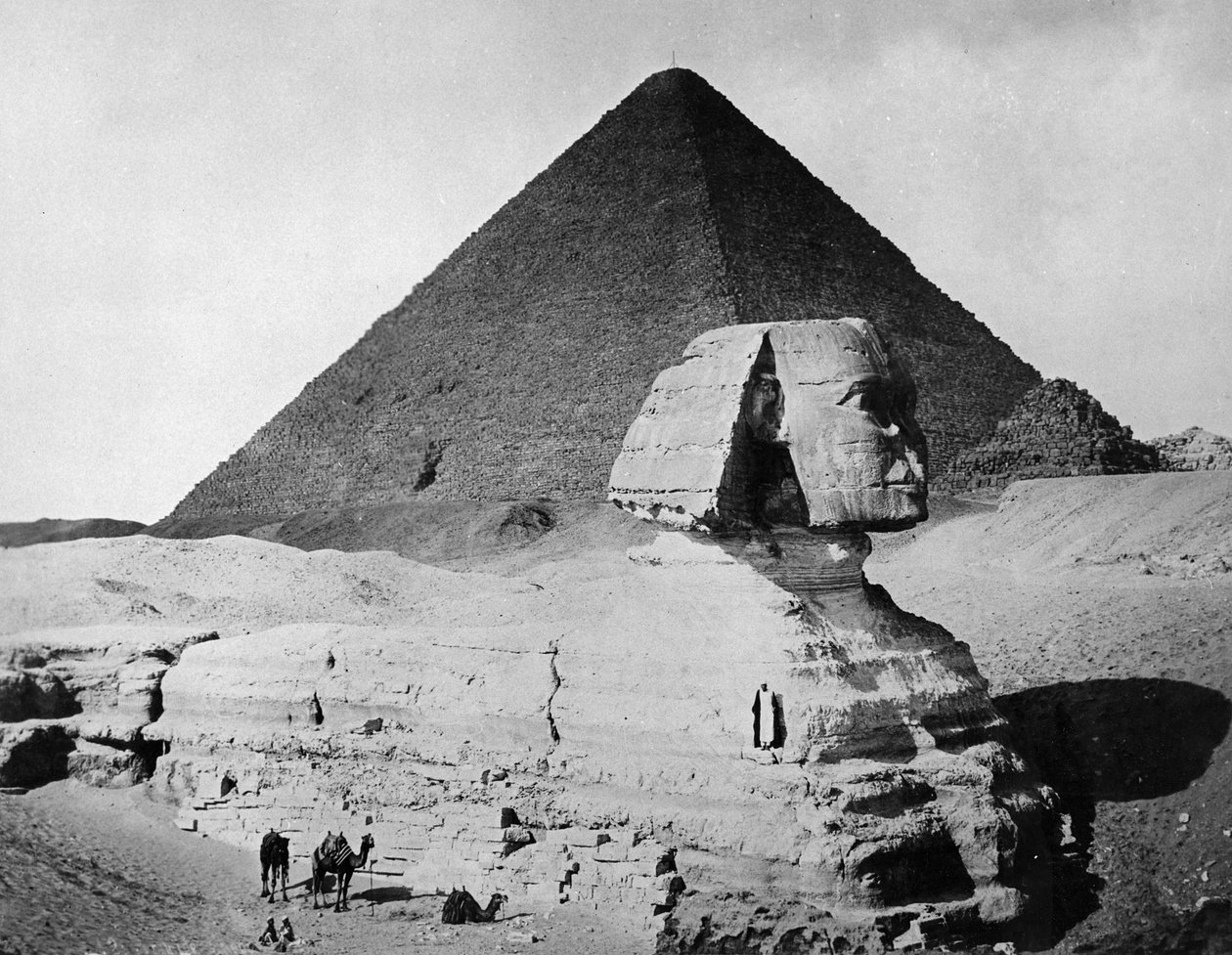 Sfinga a Cheopsova pyramida - Velká pyramida, c.1904-05 od English Photographer