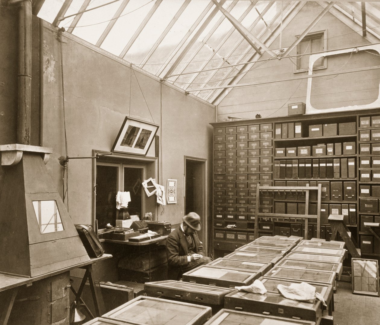Studio, 9 Melbury Road, Kensington od English Photographer