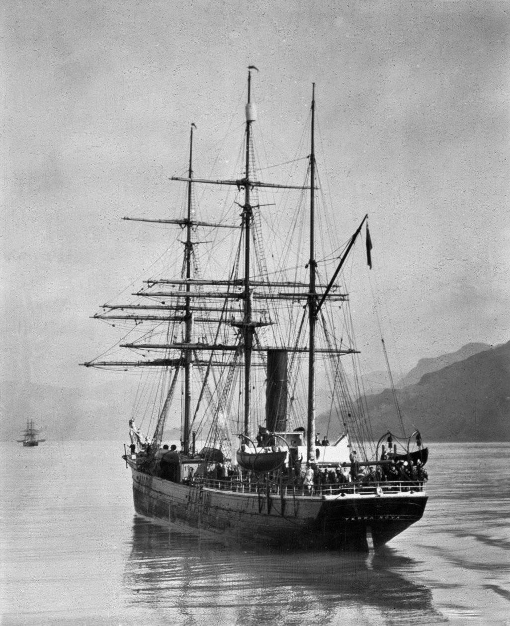 Scottova loď Terra Nova ve vodách Antarktidy, 1910 od English Photographer