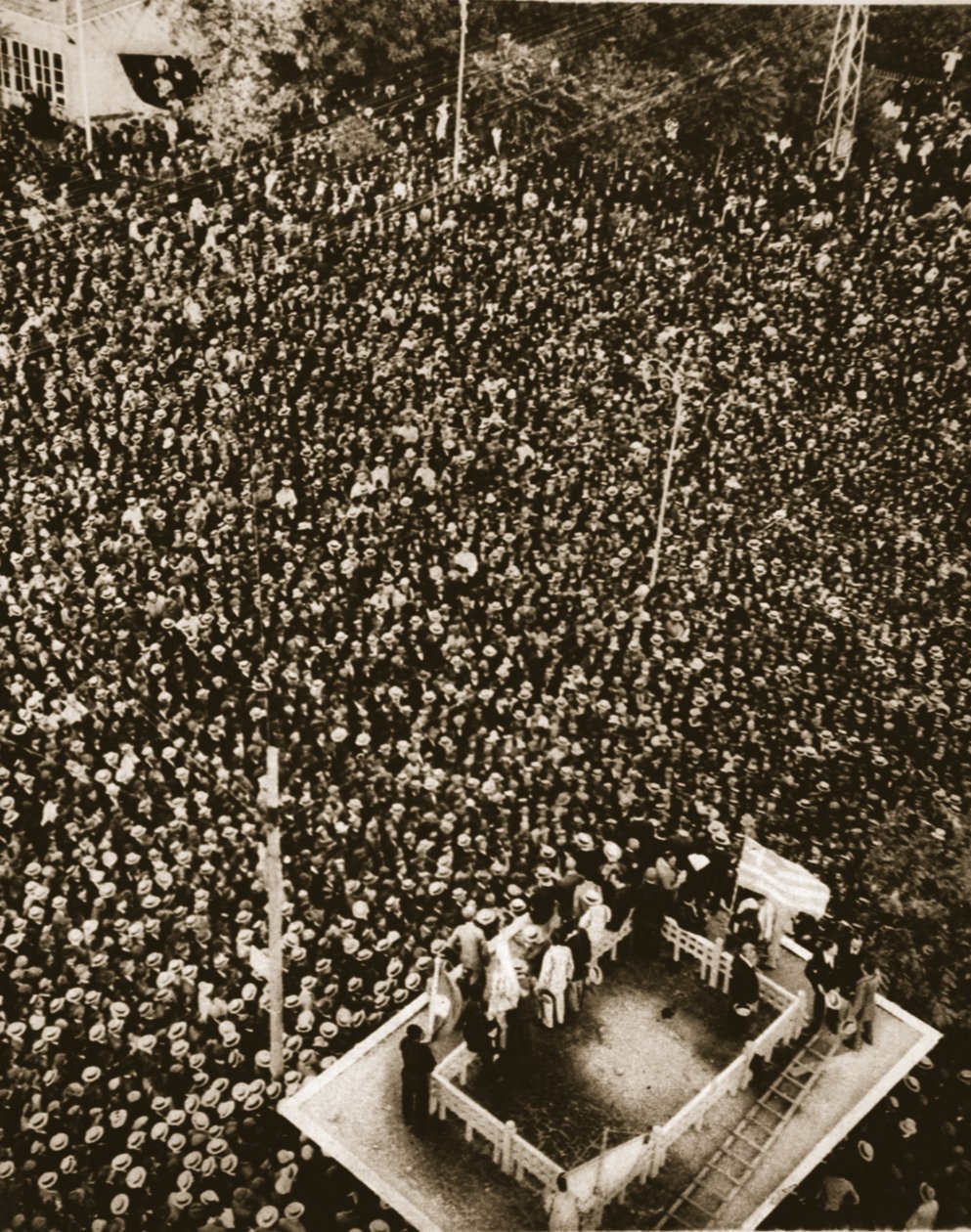Výzva Makedonie proti bulharské invazi: masové setkání v Soluni, ilustrace z The Illustrated War News, 13. září 1916 (sépiová fotografie) od English Photographer