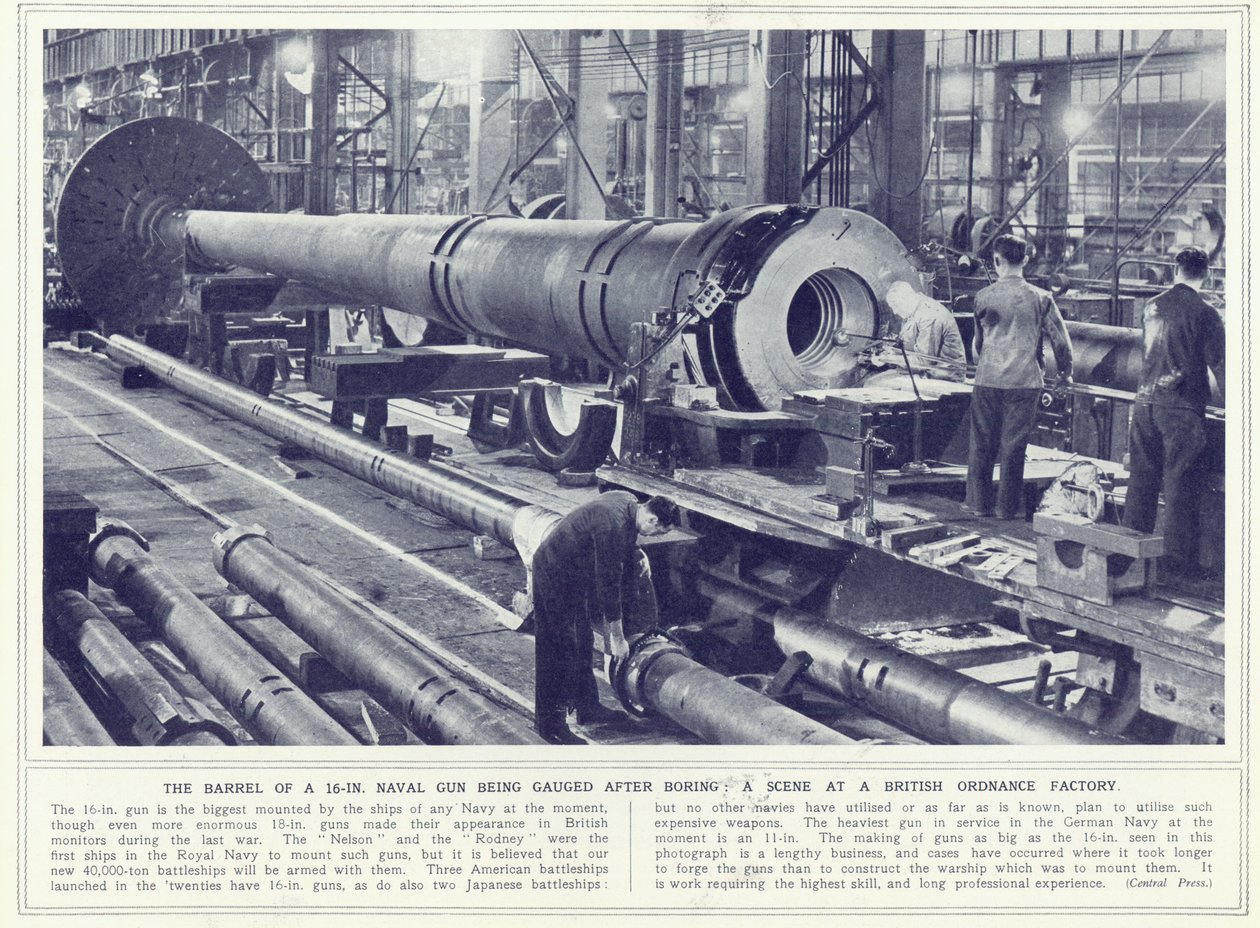 Hlaveň 16palcového námořního děla se měří po vyvrtání, z The Illustrated War News, publikované 8. listopadu 1939 od English Photographer