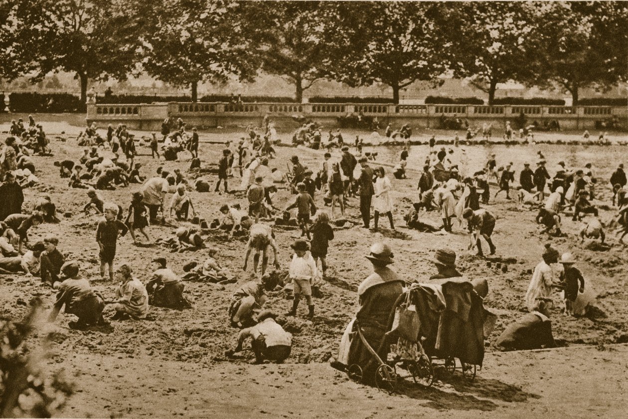 Pláž bez moře: stavění hradů z písku, Bishops Park (sépiové foto) od English Photographer