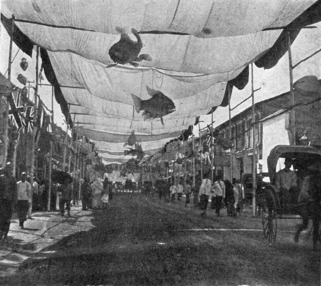 Dekorace na Main Street, Singapur, ilustrace z The King, 25. května 1901 od English Photographer