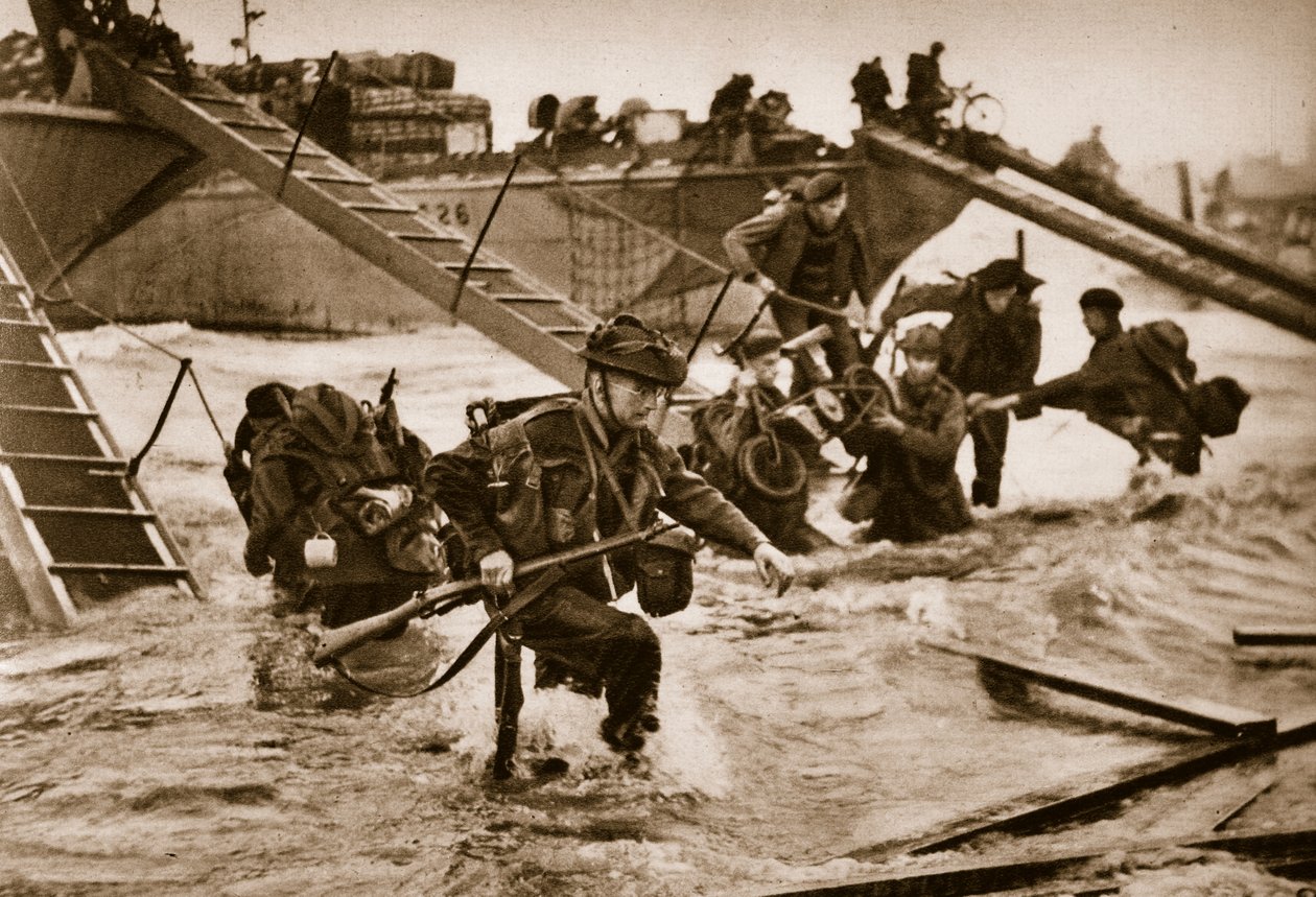 První britští vojáci se vylodili ze speciálně navržených vyloďovacích žebříků. Uprostřed nesou vojáci skútr, 6. června 1944 od English Photographer