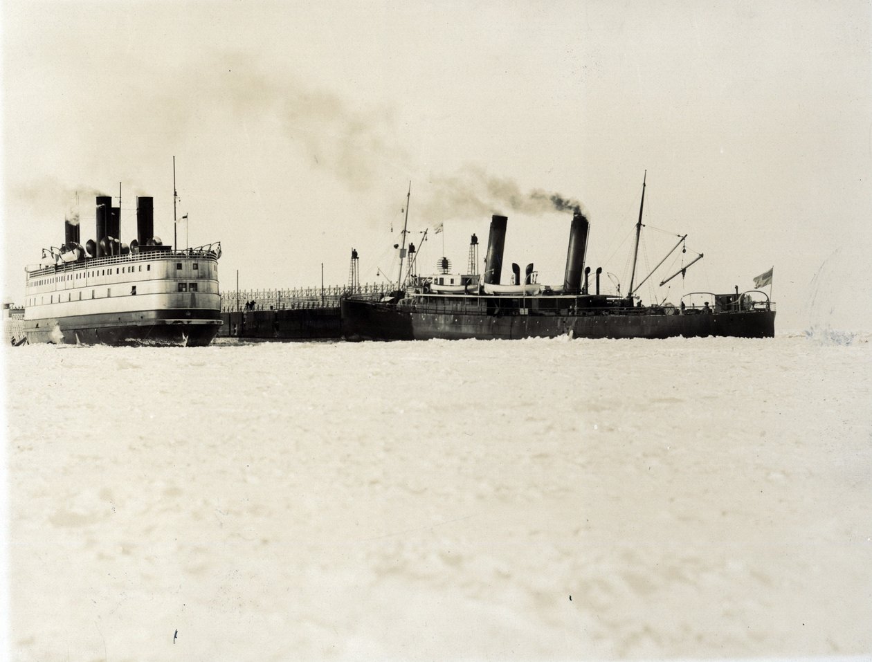 Ledoborný vlakový trajektový parník SS Baikal, jezero Bajkal od English Photographer