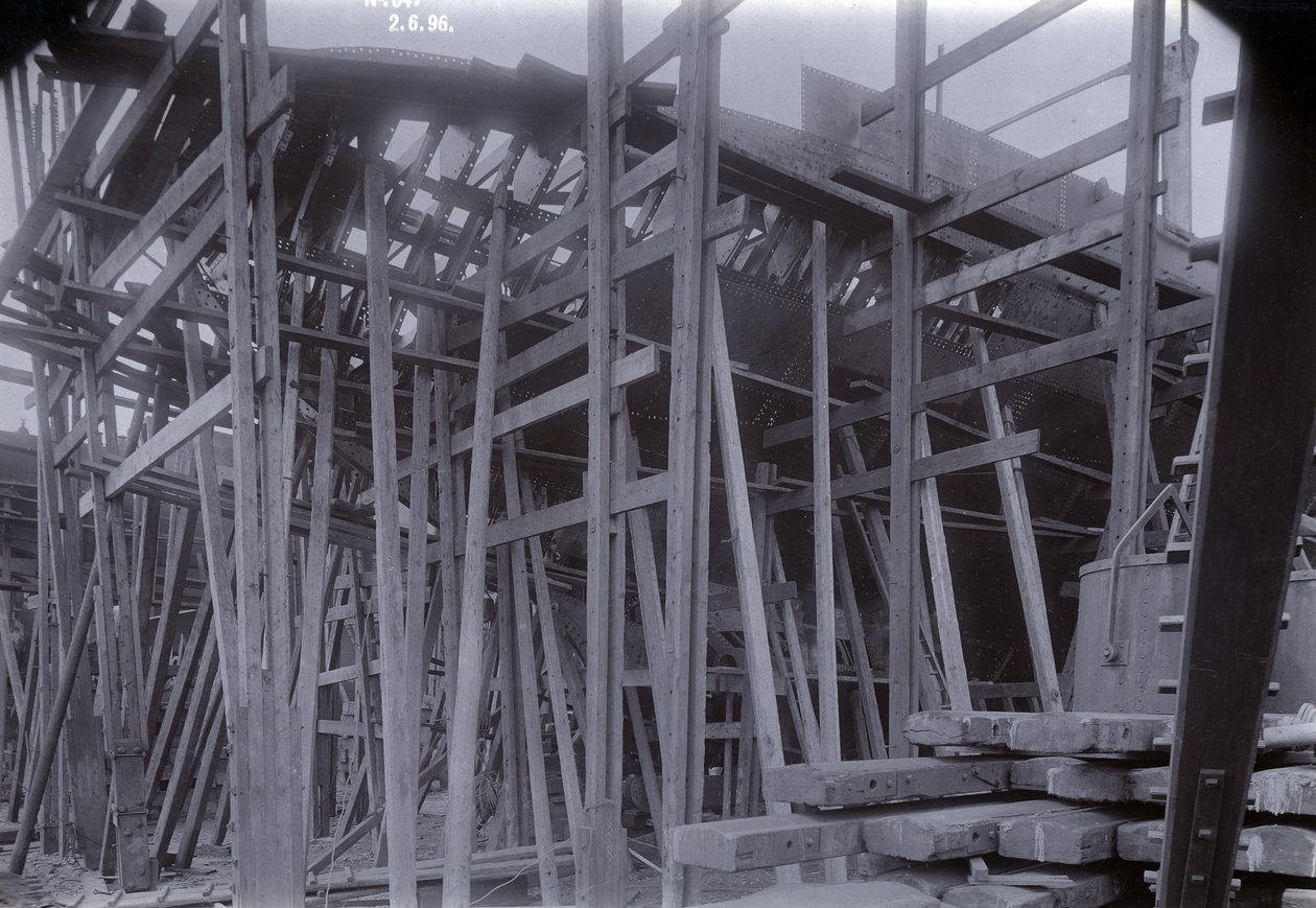 Ledoborný vlakový trajektový parník SS Baikal v rámu během stavby Sir W.G. Armstrong Mitchell and Co. Ltd., v loděnici Low Walker, Newcastle upon Tyne v roce 1896 od English Photographer