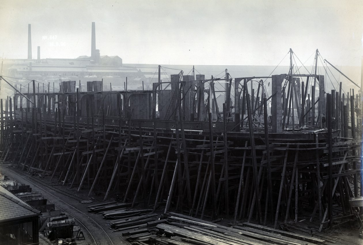 Ledoborný vlakový trajektový parník SS Baikal v rámu během stavby Sir W.G. Armstrong Mitchell and Co. Ltd., v loděnici Low Walker, Newcastle upon Tyne v roce 1896 od English Photographer