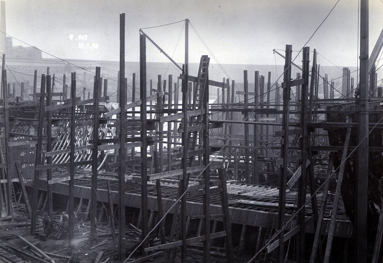 Vlakový trajektový parník SS Baikal prorážející ledy v rámu během stavby Sir W.G. Armstrong Mitchell and Co. Ltd., v loděnici Low Walker, Newcastle upon Tyne v roce 1896, Yard No. 647 od English Photographer