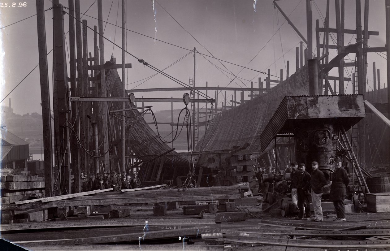 Ledoborný vlakový trajektový parník SS Baikal v rámu během stavby Sir W.G. Armstrong Mitchell and Co. Ltd., v loděnici Low Walker, Newcastle upon Tyne v roce 1896 od English Photographer