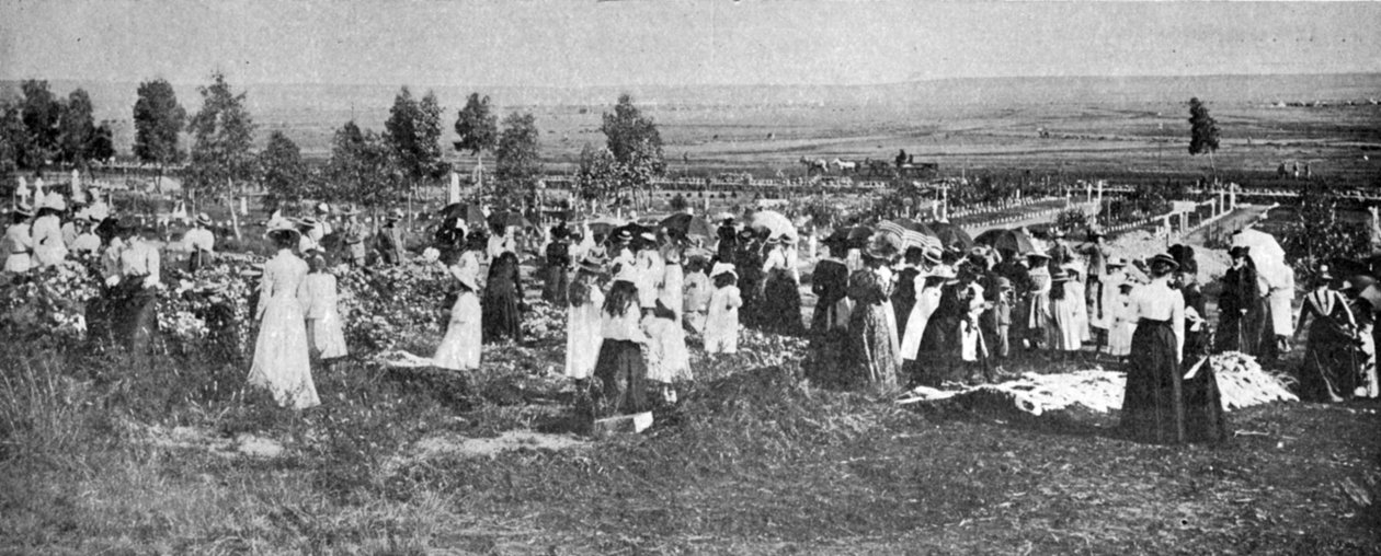 Členové Bloemfontein Loyal Womens Guild zdobící hroby na hřbitově Bloemfontein, ilustrace z The King, 25. května 1901 od English Photographer