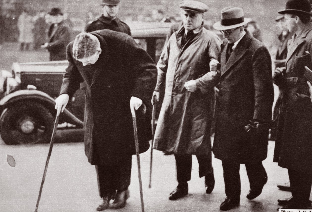 Ti méně schopní chodit a vyhýbat se davům před Westminster Hall, během ležení ve státě George V, 1936 od English Photographer