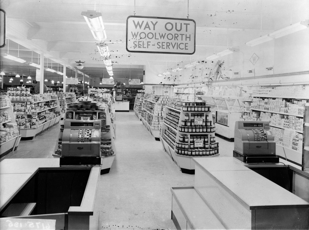 Tills, obchod Woolworths, 1956 od English Photographer