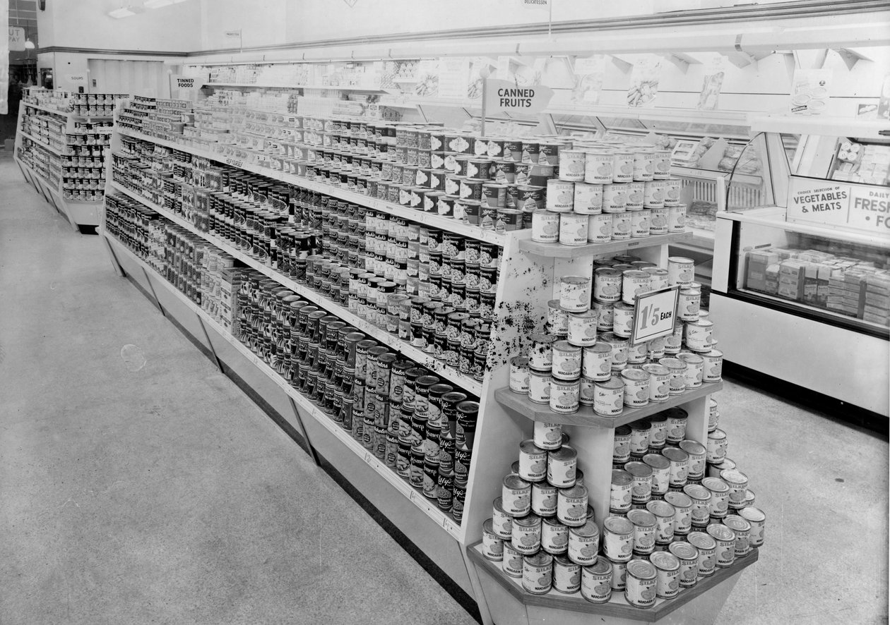 Ulička s konzervami, obchod Woolworths, 1956 od English Photographer