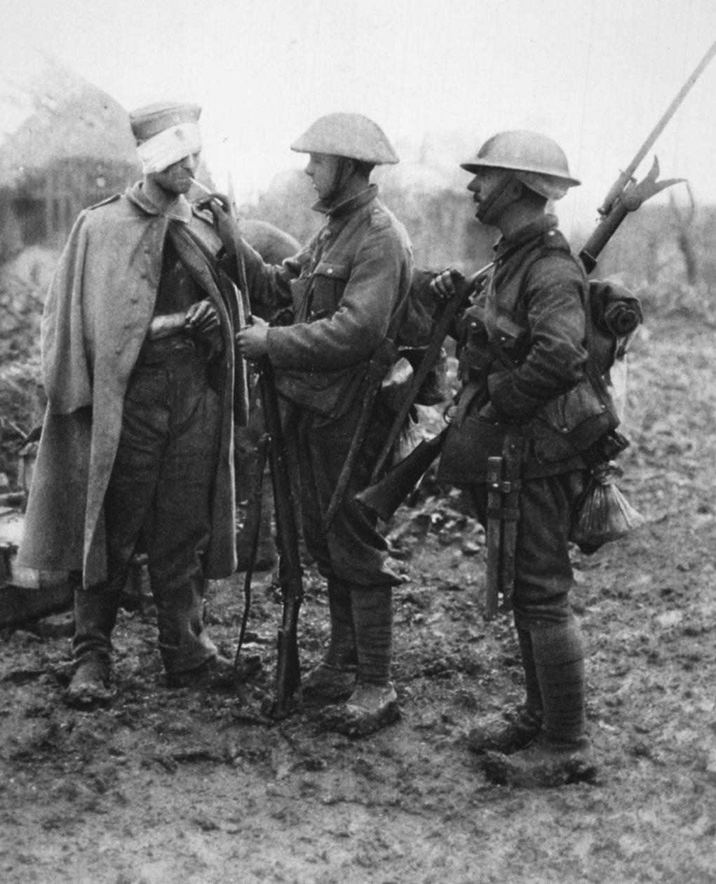 Tommy nenese žádné špatné pocity: dávat raněnému německému zajatci světlo, z The Illustrated War News, 26. července 1916 od English Photographer
