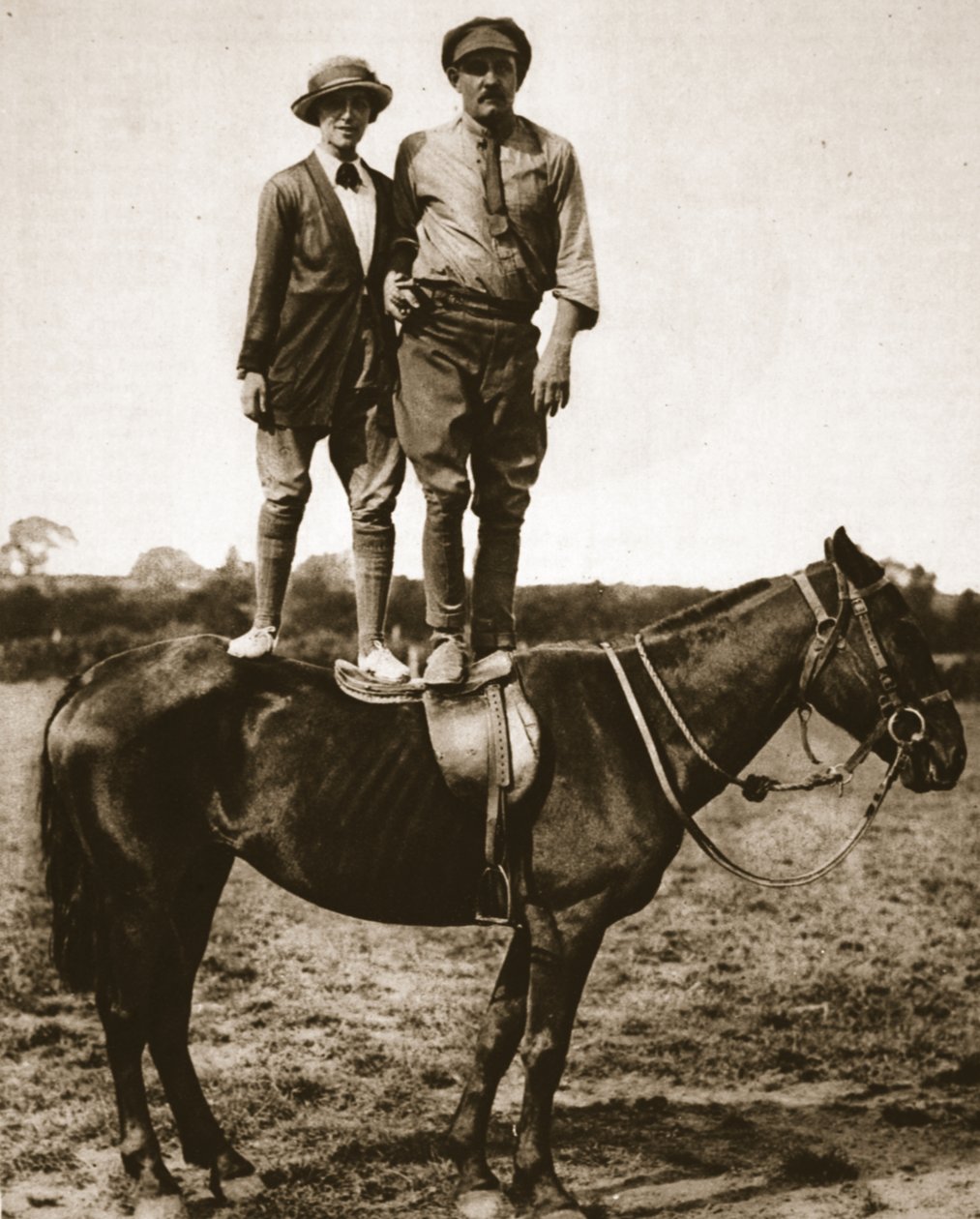 Školení rekruta: Poručík. Mike Rimington, žačka a kůň, ilustrace z The Illustrated War News, září 1916 (sépiová fotografie) od English Photographer