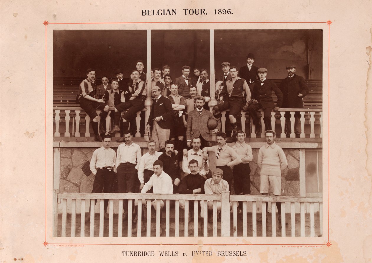 Tunbridge Wells a United Brussels, během turné po Belgii, 1896 (sépiová fotografie) od English Photographer